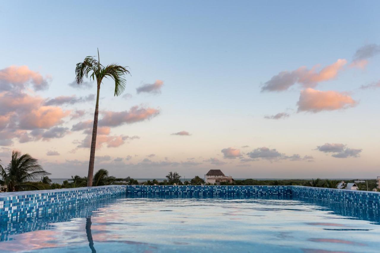 Hotel Mayari Holbox Exterior photo Infinity pool at the Grand Palladium Hotel, Playa del Carmen, Mexico